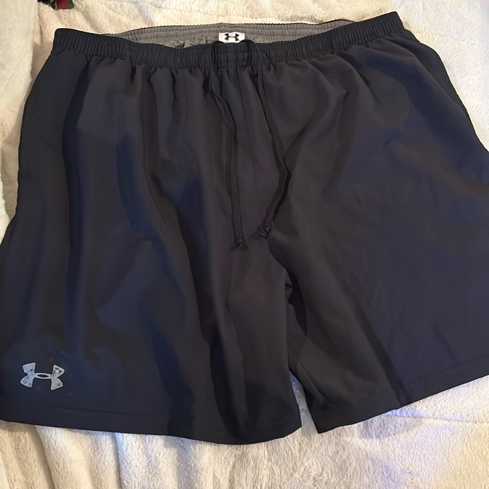 Under Armour black shorts 
Size xl or xxl
Great new condition 
Drawstring